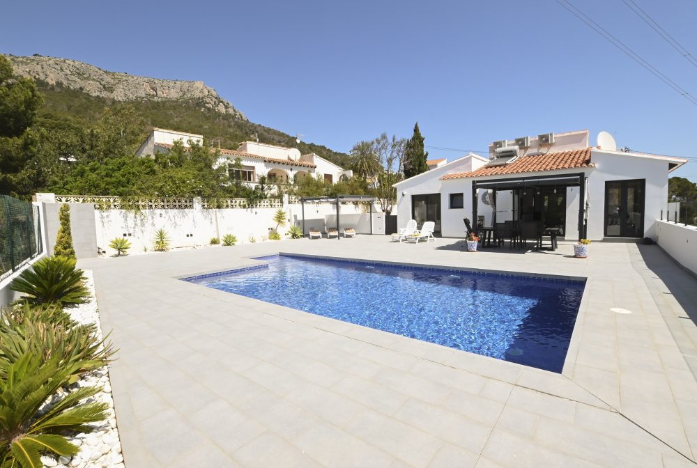 1. Cucarres Fachada