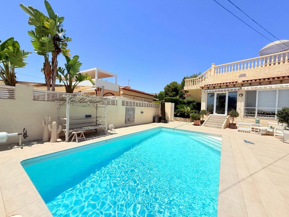CASA CON PISCINA ACLIMATIZADA