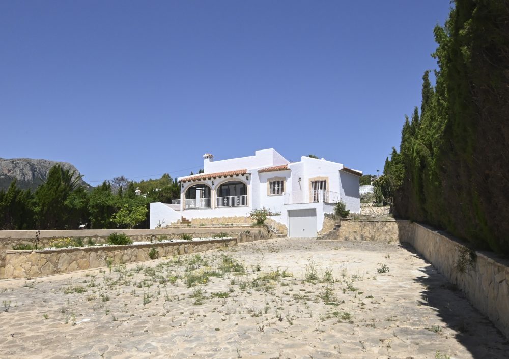 31. COLINA DEL SOL PARKING
