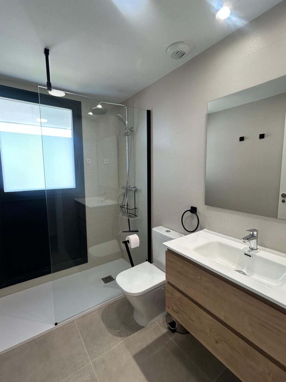 28. SUNRISE TOWER DUCHA