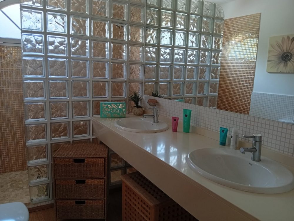 42. VALLEY VIEW BAÑO