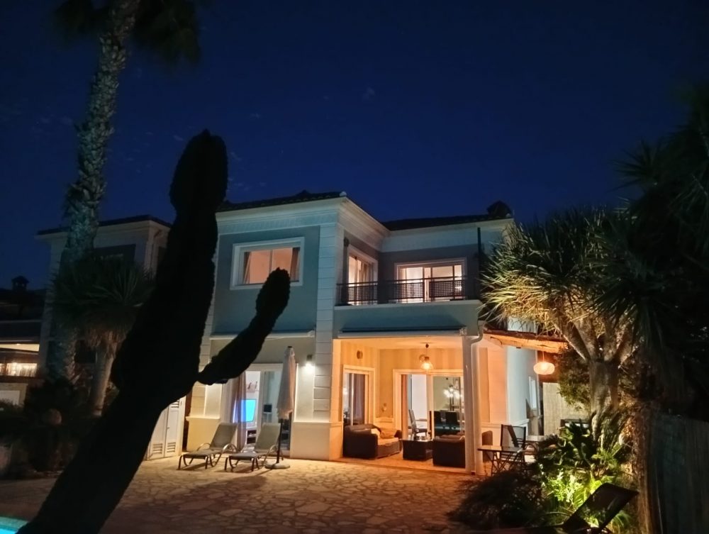 8. VALLEY VIEW FACHADA NOCHE